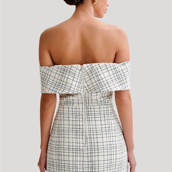 Off-Shoulder White Plaid Dress - Picture 5 of 9